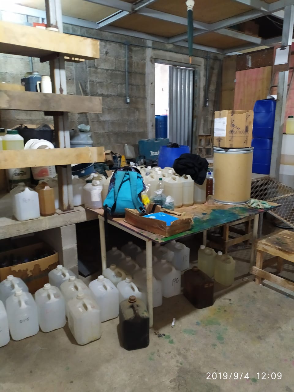 Policiais civis descobrem fábrica clandestina de produtos de limpeza em Cariacica
